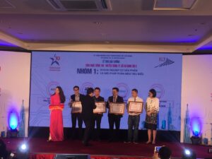 Ông Đỗ Hữu Binh - CEO Công ty ISOFTCO vinh dự lên nhận bằng khen và cup cho Doanh nghiệp có sản phẩm và giải pháp phần mềm tiêu biểu Giải thưởng CNTT &TTTPHCM lần X