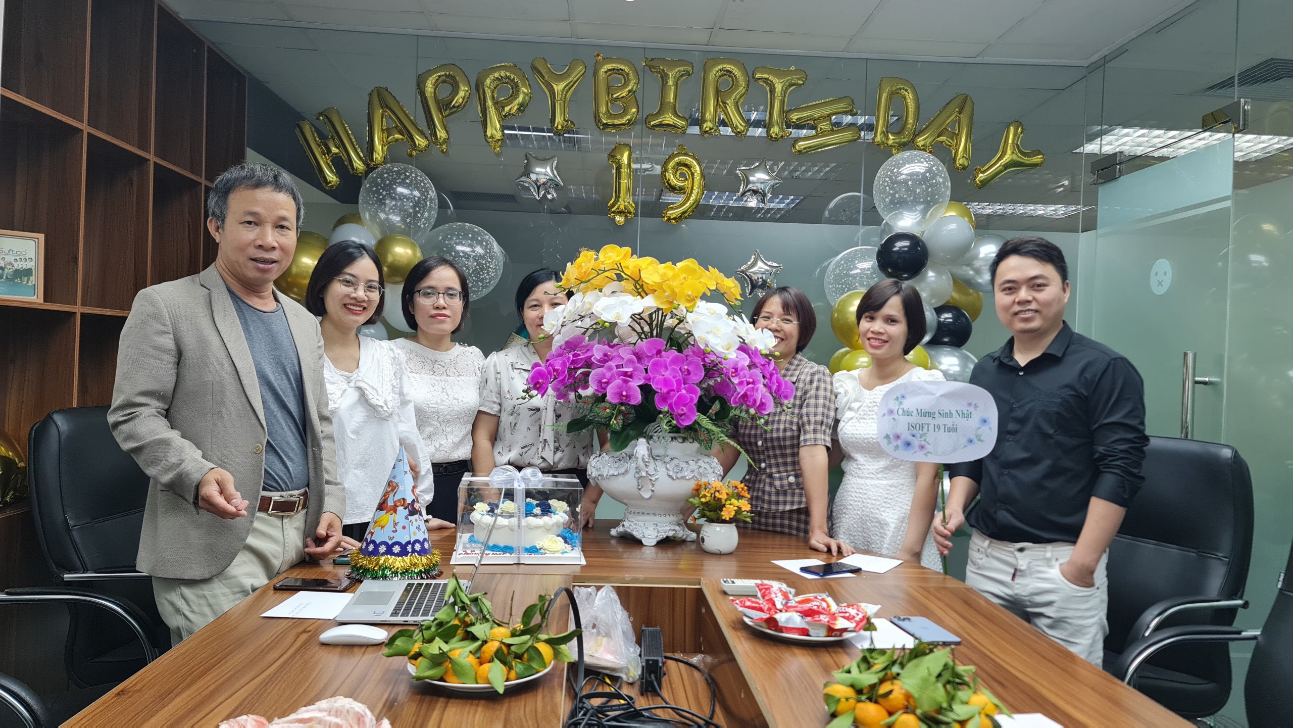 ( Đại diện nhân viên công ty lên trao tặng chúc mừng sinh nhật ISOFT)